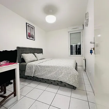 Sri-Indo Bobigny Paris Apartment Exterior photo
