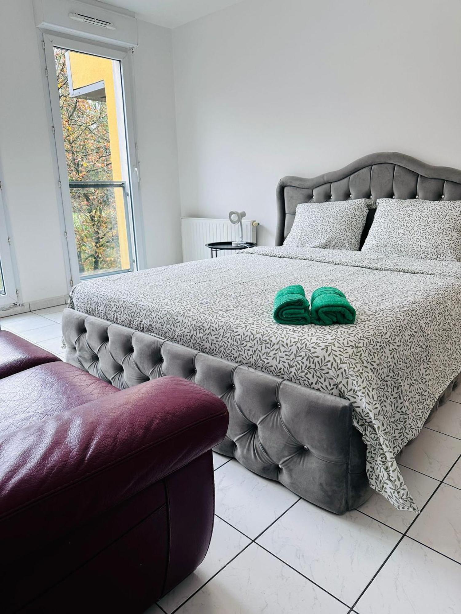 Sri-indo Paris Apartment Bobigny